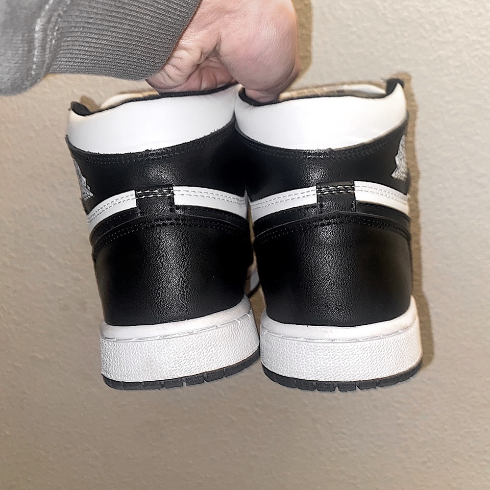 Nike Air Jordan 1 Retro High - Picture 5 of 6